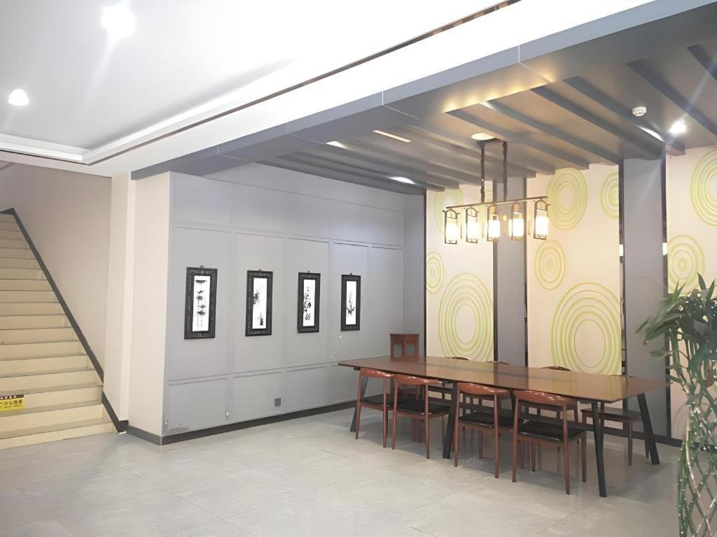 Greentree Express Baoshan District Youyi Road Metro Station