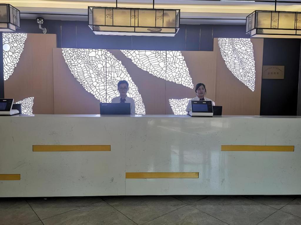 Greentree Express Baoshan District Youyi Road Metro Station Hotel 3*