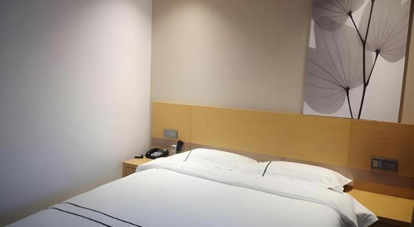 Hotel Greentree Express Baoshan District Youyi Road Metro Station
