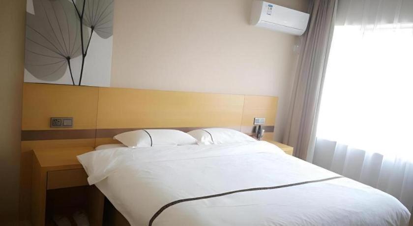 Hotel Greentree Express Baoshan District Youyi Road Metro Station 3*