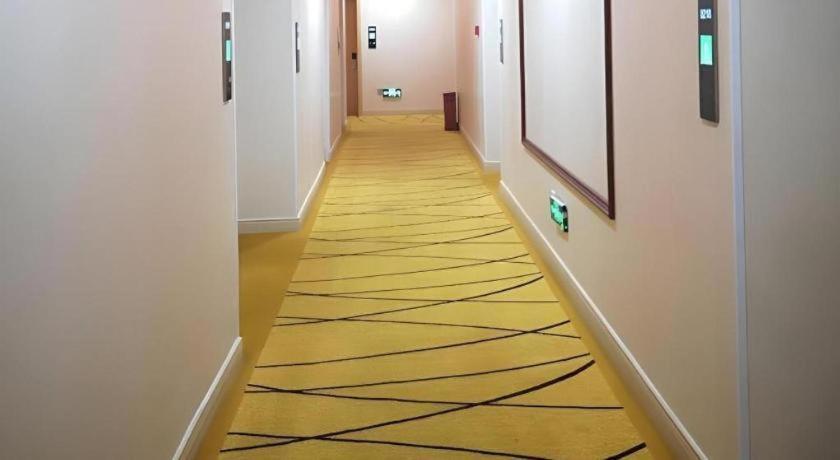 Greentree Express Baoshan District Youyi Road Metro Station 3*