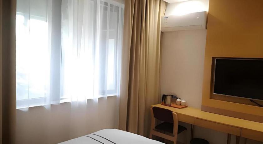 Hotel Greentree Express Baoshan District Youyi Road Metro Station 3*