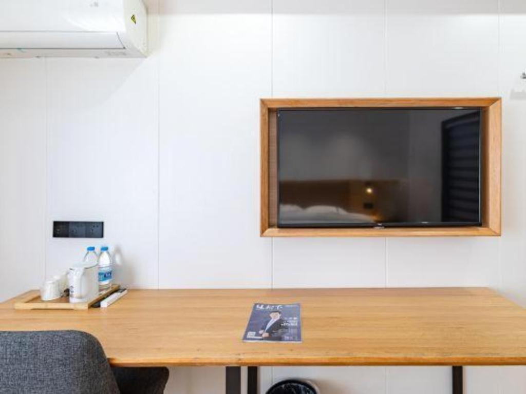 Greentree Express Baoshan District Youyi Road Metro Station 3*