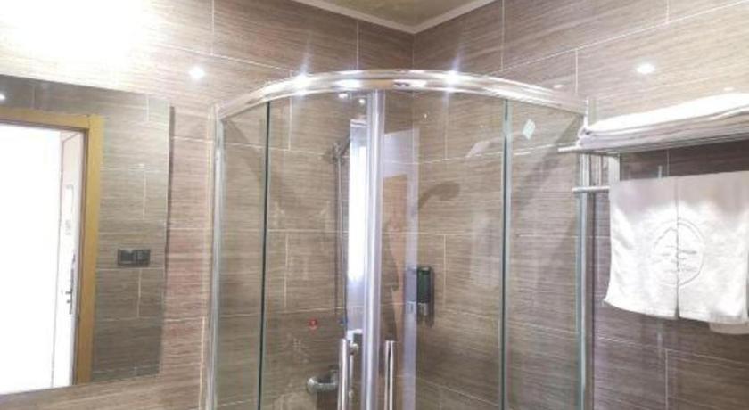 Greentree Express Baoshan District Youyi Road Metro Station Hotel 3*