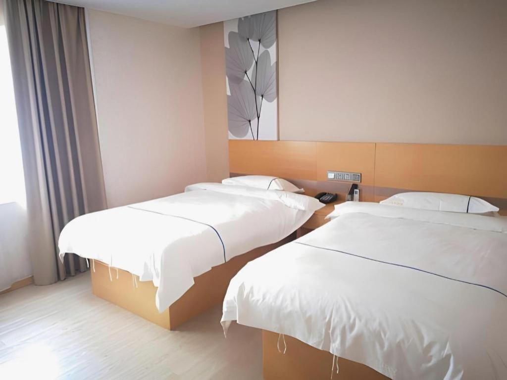 Greentree Express Baoshan District Youyi Road Metro Station 3*