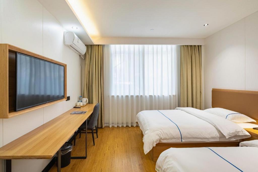 Hotel Greentree Express Baoshan District Youyi Road Metro Station 3*