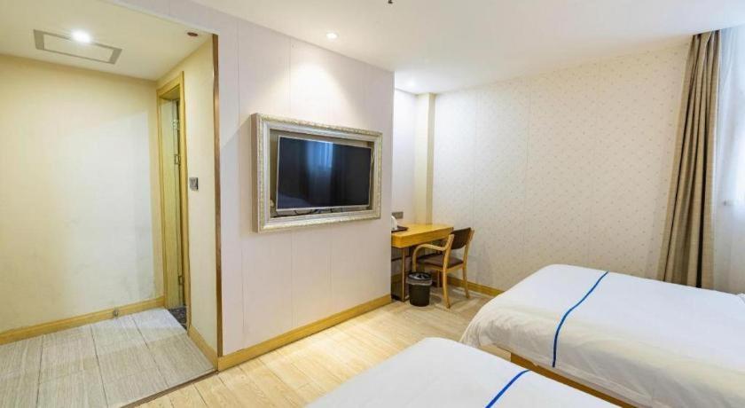 Greentree Express Baoshan District Youyi Road Metro Station 3*