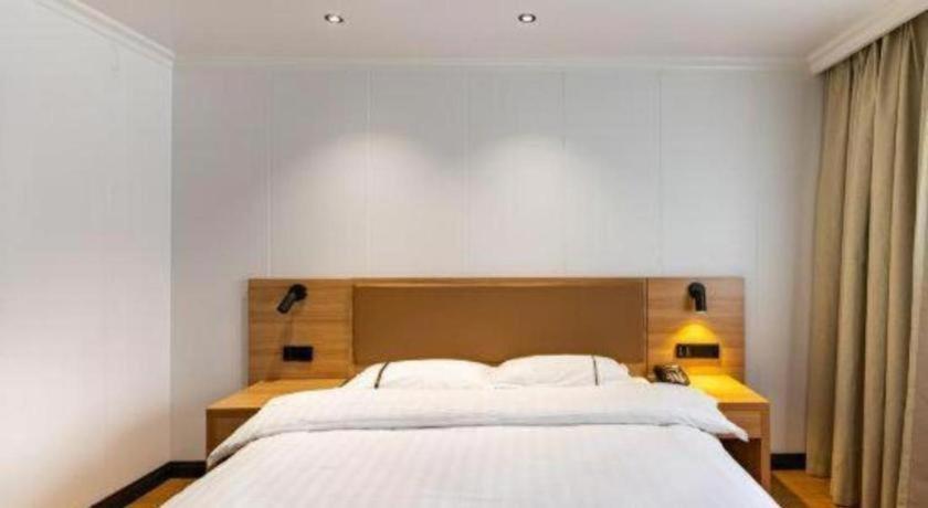 Hotel Greentree Express Baoshan District Youyi Road Metro Station 3*