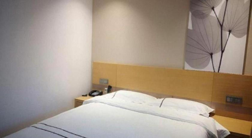 Greentree Express Baoshan District Youyi Road Metro Station Hotel 3*